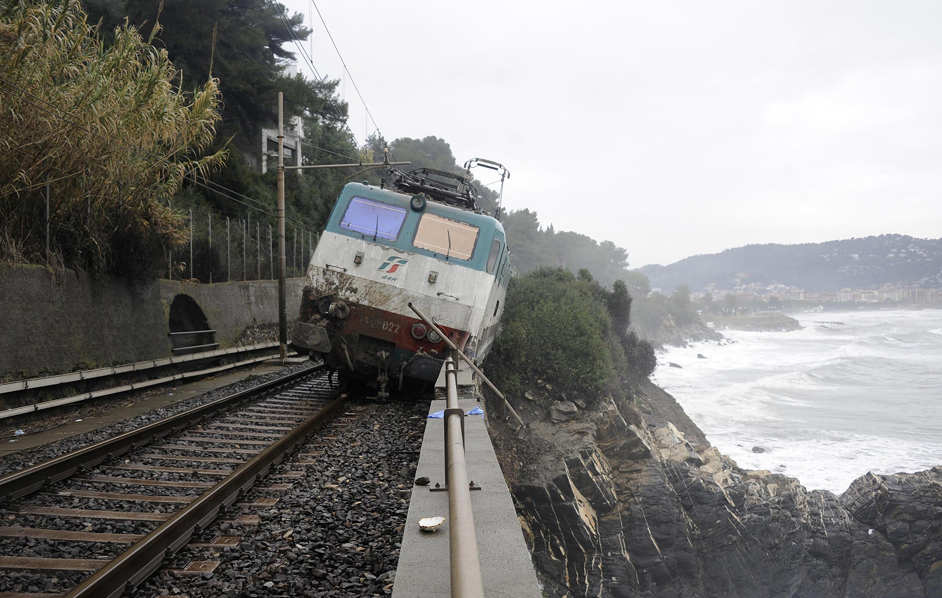 Treno deragliato, si pensa anche ad una rimozione dal mare