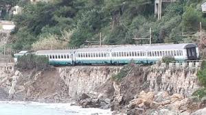 Treno deragliato, Rfi: sarà rimosso dal mare con una gru