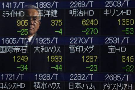 Borsa: Tokyo chiude a -2,45% con Fed e Paesi emergenti. Indice Nikkei a 15.007,06 punti