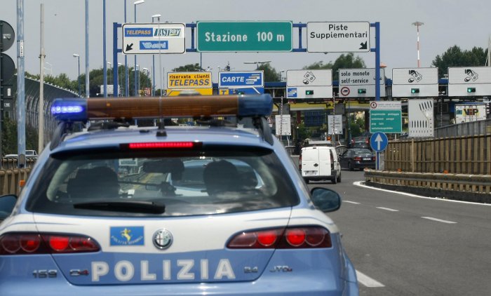 Percorre 80 km contromano in autostrada, lo ferma la polizia stradale