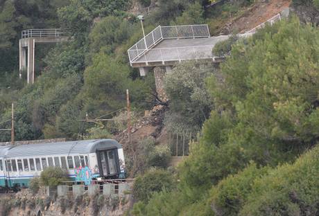 Treno deragliato, scattano i lavori per mettere in sicurezza la frana