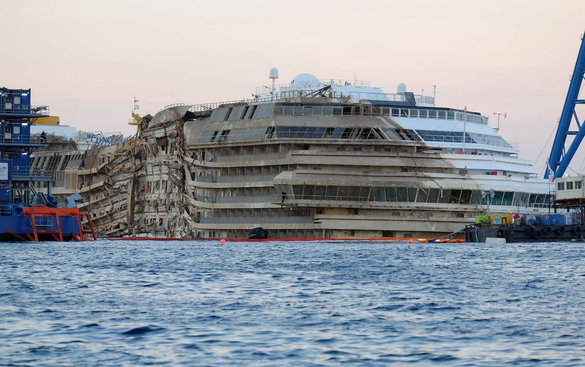 Costa Concordia, sub morto: oggi stop ai lavori, intervengono psicologi