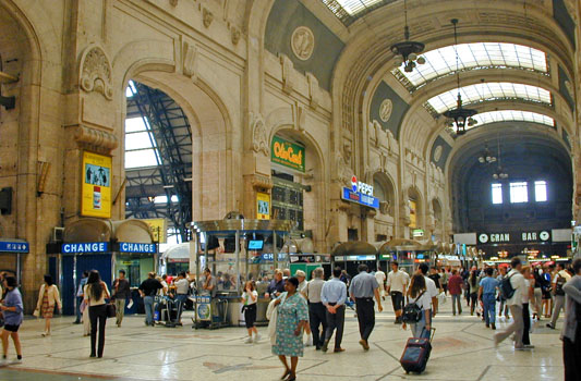 Milano, lite a colpi di mannaia nell'atrio della stazione Centrale