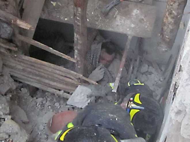 Crolla parte palazzina nel palermitano, si cercano due persone sotto le macerie