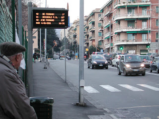 Spaccio alla fermata del bus, pusher denunciato dai passeggeri