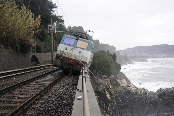 Treno deragliato, completata la demolizione del terrazzo