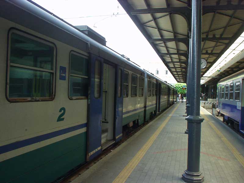 Uomo investito da un treno alla stazione di Finale Ligure. Inutili i soccorsi. 