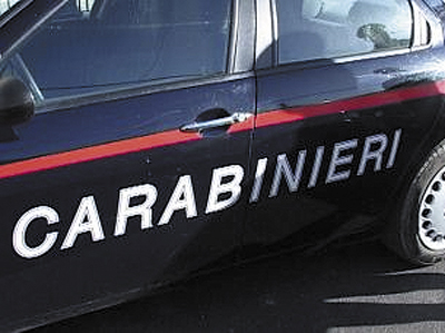 Uomo uccide i suoi anziani genitori e poi si consegna ai carabinieri