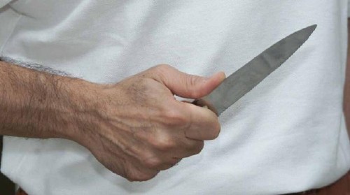 65enne di Rivarolo picchia la moglie e la minaccia con un coltello