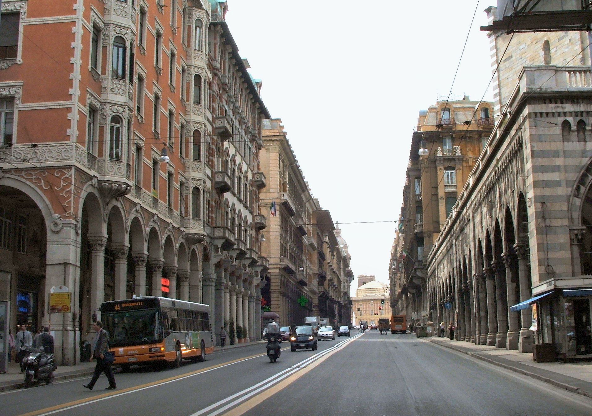 Ventenni sorprese a rubare cosmetici in via XX Settembre, a Genova