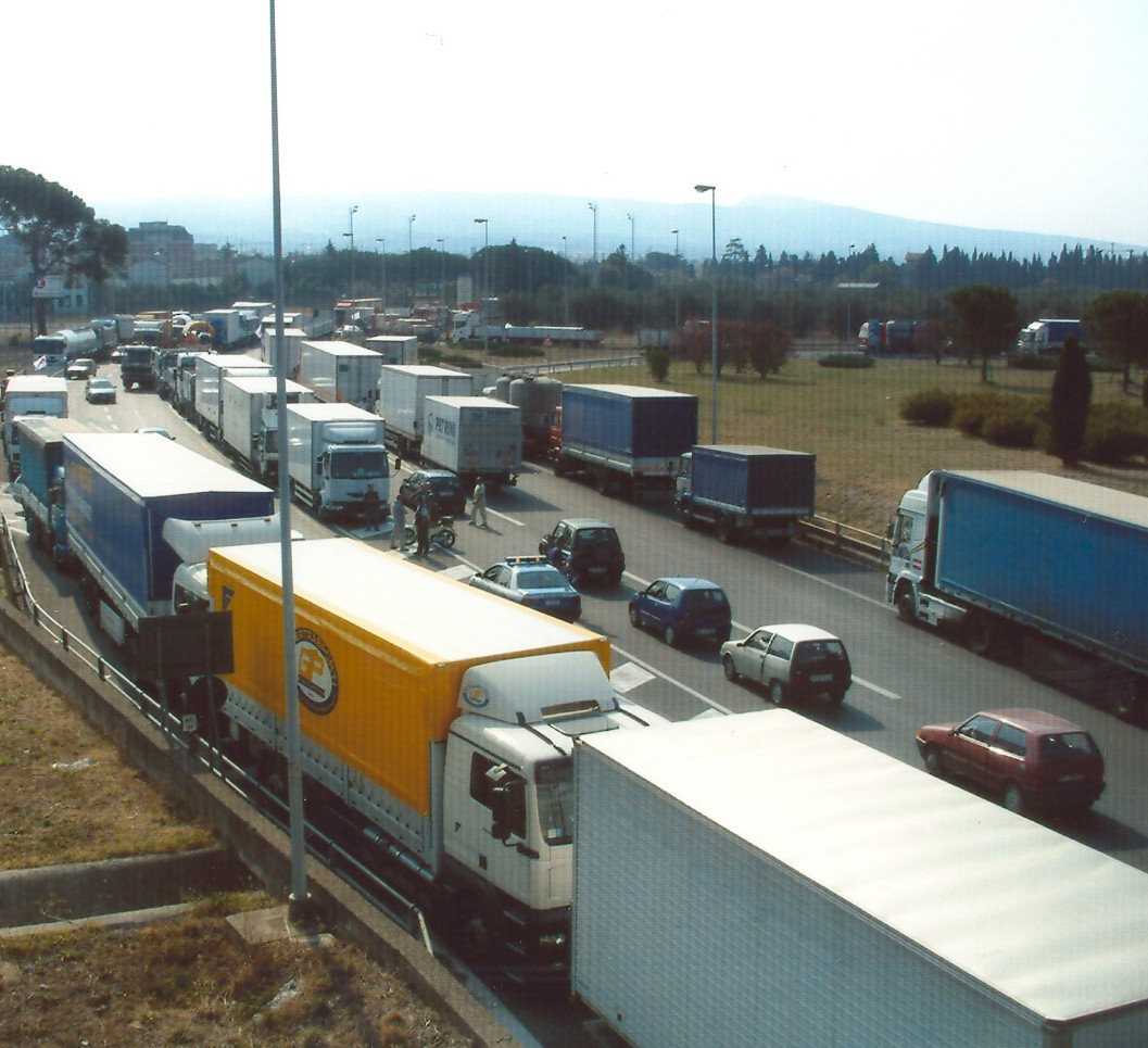 Domani gli autotrasportatori in piazza, Genova rischia la paralisi 