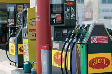 Nuovo aumento della benzina, scatterà da sabato prossimo