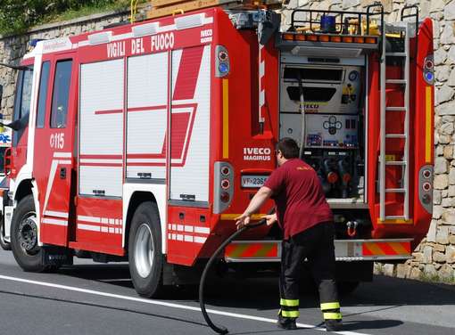 Incendio in una tavola calda, indagini sulle cause del rogo