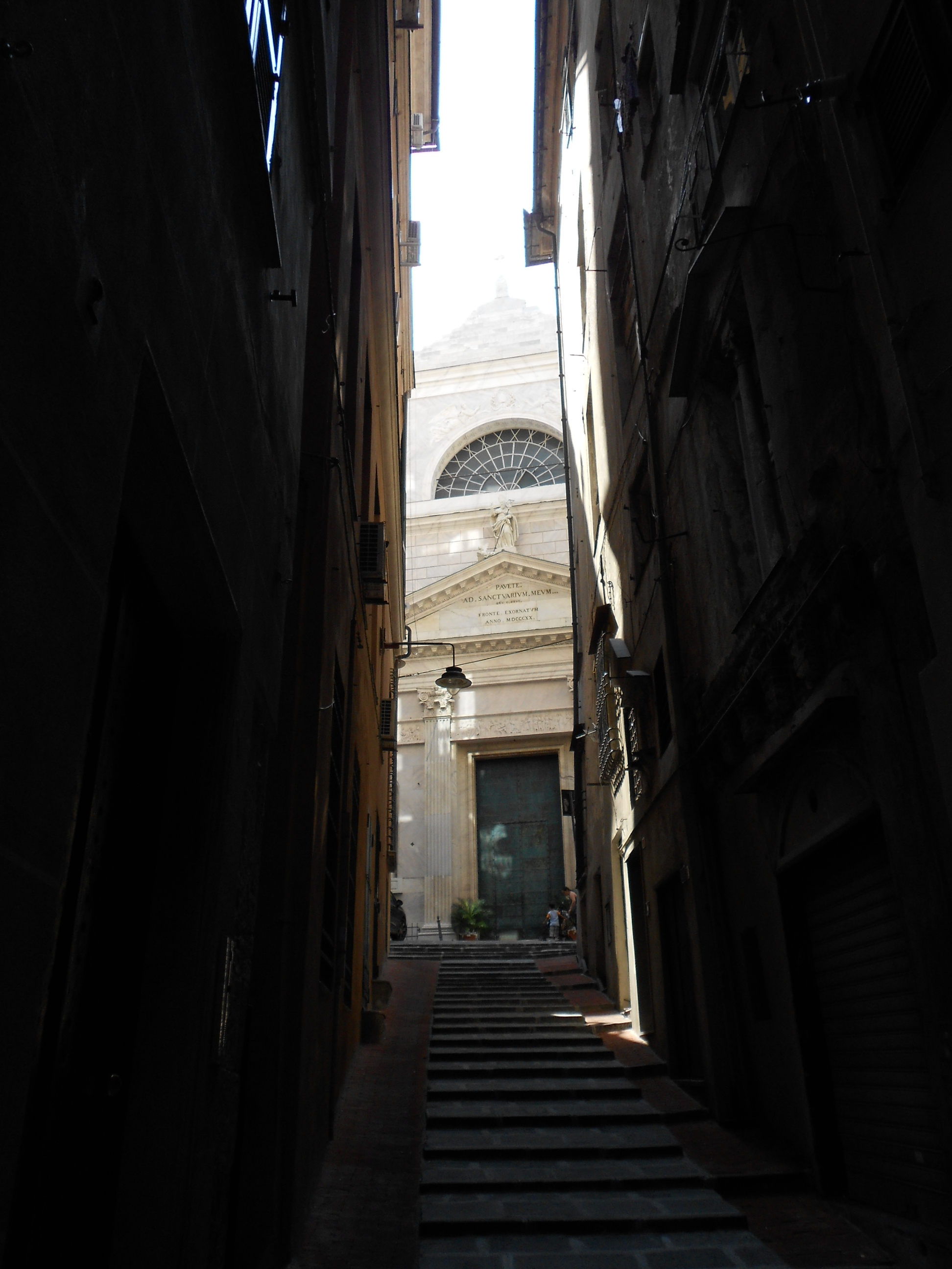 Rapine violente nei vicoli di Genova, fermata la banda dei 