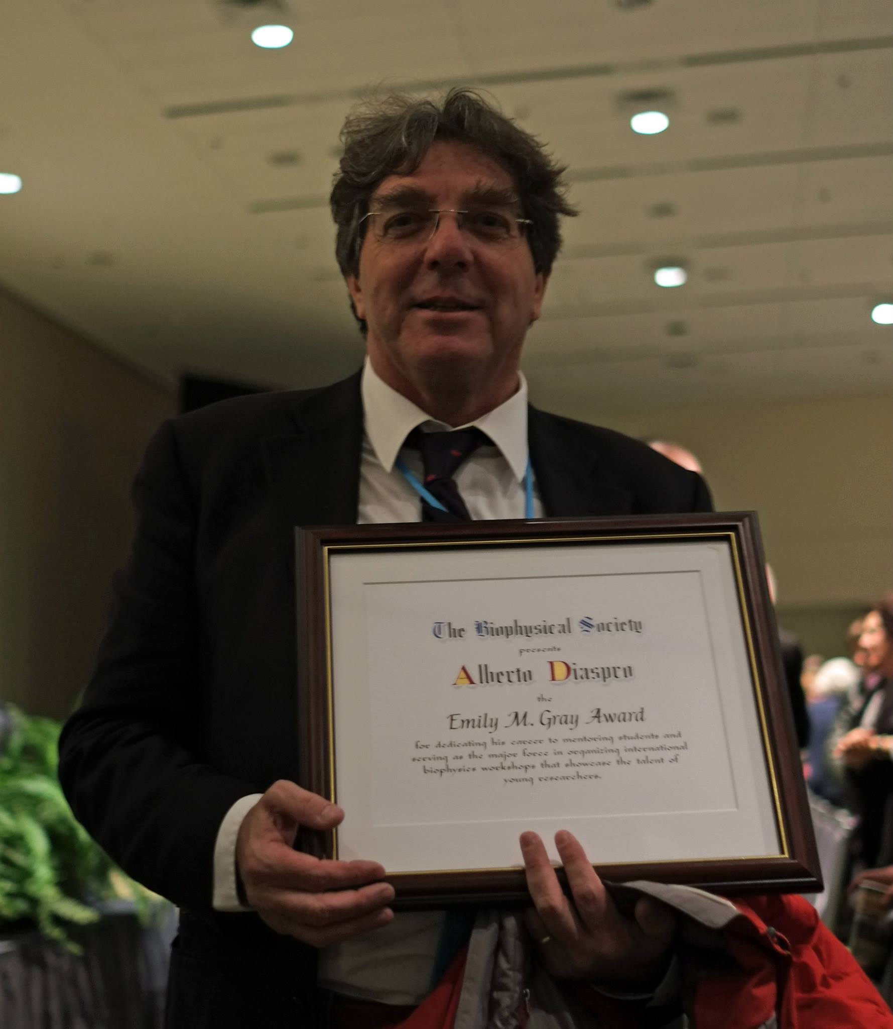 Alberto Diaspro primo scienziato italiano a ricevere l'Emily M. Gray Award