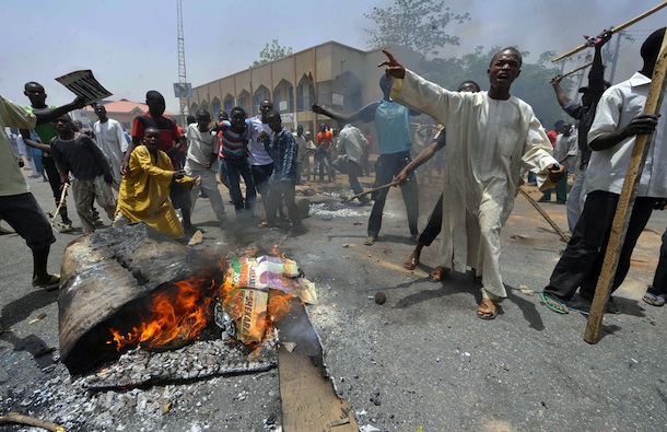 Cento morti in Nigeria dopo l'attacco a tre villaggi: alcuni uccisi a colpi di machete 