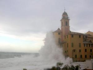 Maltempo, mareggiate a levante ma la perturbazione si allontana