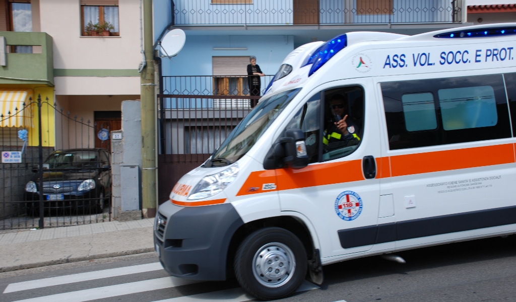 Incidente stradale a Genova: padre e figlio feriti,  fugge l'investitore