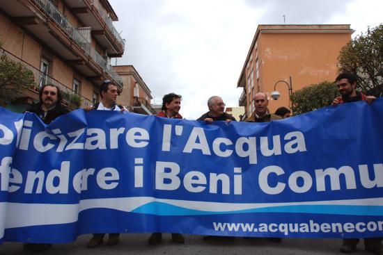 Comitato per l'acqua pubblica, protesta in accappatoio in Prefettura 