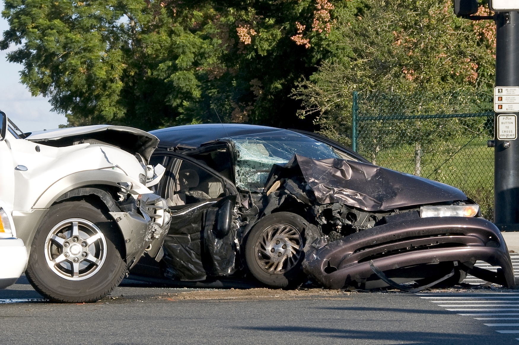 Incidente sull'Aurelia: perde il controllo e danneggia le auto parcheggiate