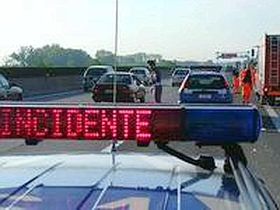 Incidente stradale sull'Aurelia Bis: 65enne si schianta sul guard rail