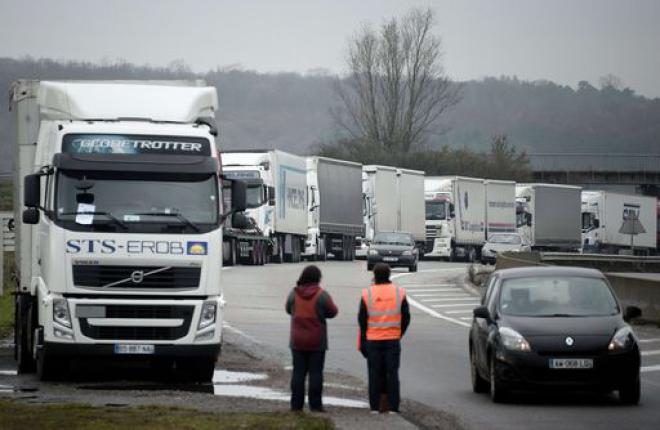 Tir lumaca in centro a Genova, il 12 aprile,  per chiedere l'autoparco