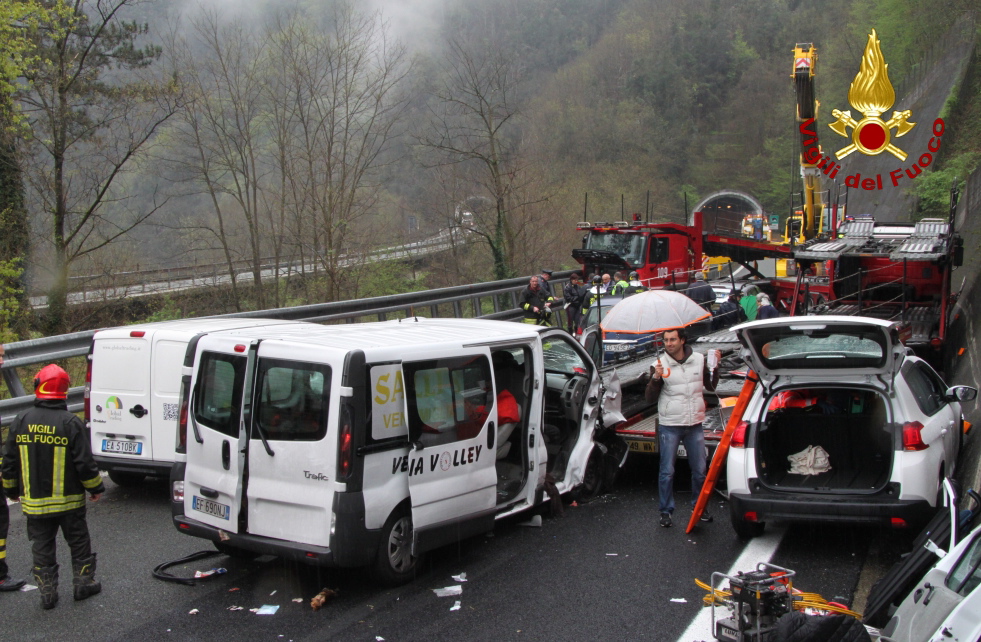 Scontro tra mezzi pesanti in autostrada a Carrodano: 12 feriti