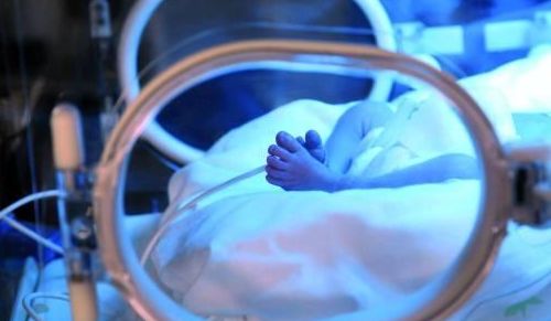 Neonato abbandonato dalla madre sul balcone di una casa