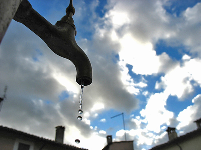 Il centro di Genova senz'acqua per la rottura di un tubo