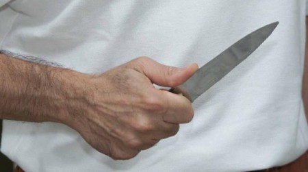 Chiede soldi in un bar armato di un coltello, viene arrestato