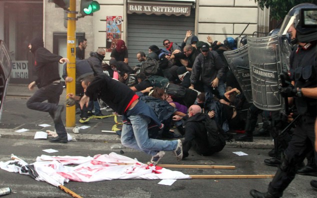 Scontri e cariche a Roma, in azione contro le forze dell'ordine il  