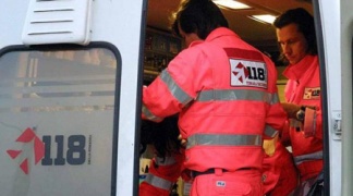 Perde il controllo sulla strada bagnata: auto cade in un dirupo