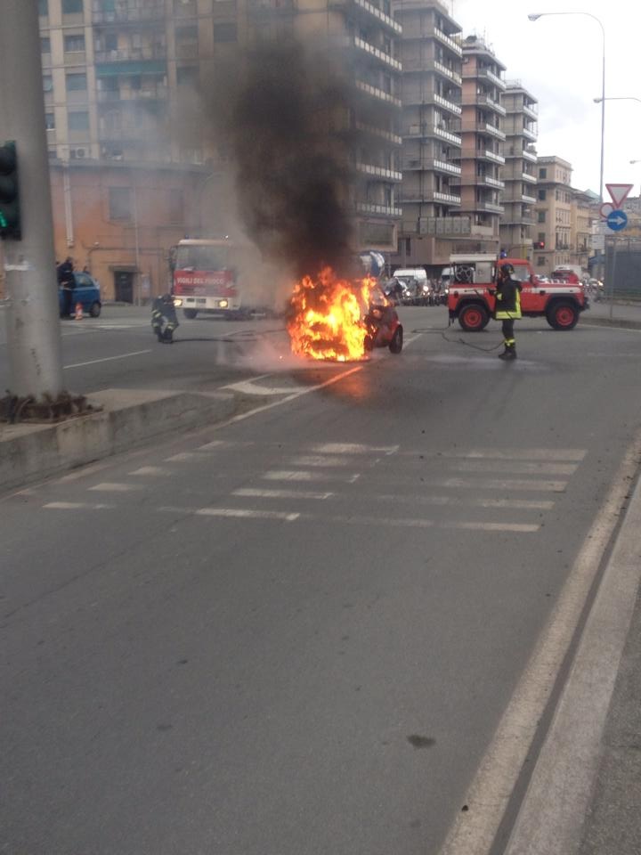 Smart va a fuoco sul ponte di Cornigliano: conducente salvo, nessun ferito