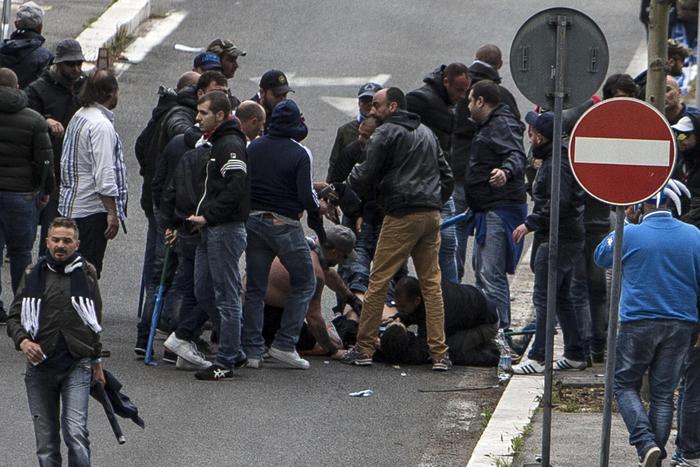 Tifoso Napoli ferito, i medici: 