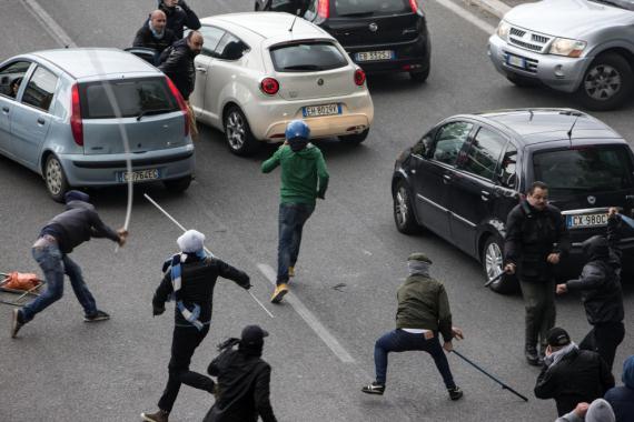 Follia ultrà: gravissimo uno dei tifosi feriti prima di Napoli-Fiorentina