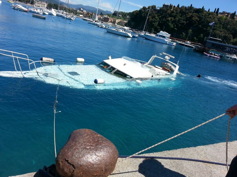 Sestri Levante, yacht di 12 metri finisce sugli scogli e affonda 