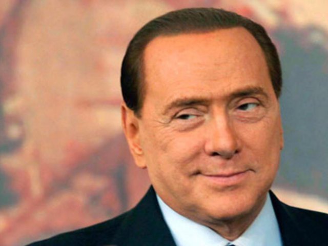 Berlusconi arrivato a Cesano per i servizi sociali, allontanato un contestatore 