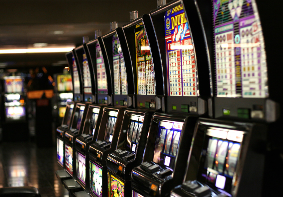 Contro il gioco d'azzardo: candidato distrugge slot machine