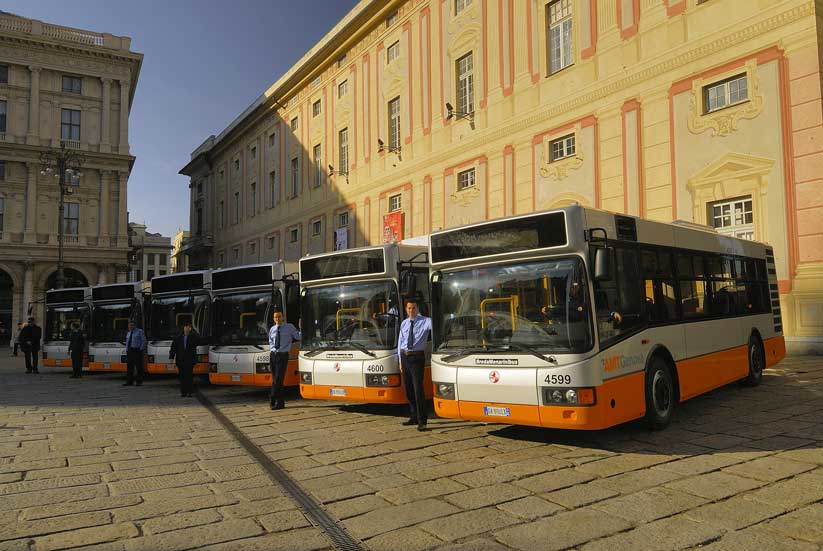 Senza biglietto su bus, aggredisce a morsi i controllori