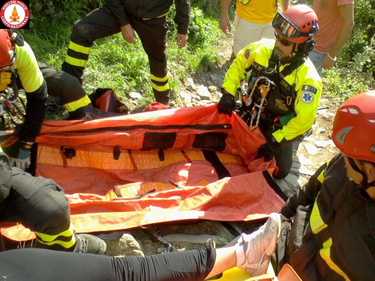 Cinque Terre, turista sfiorata da fulmine cade in un dirupo ma si salva