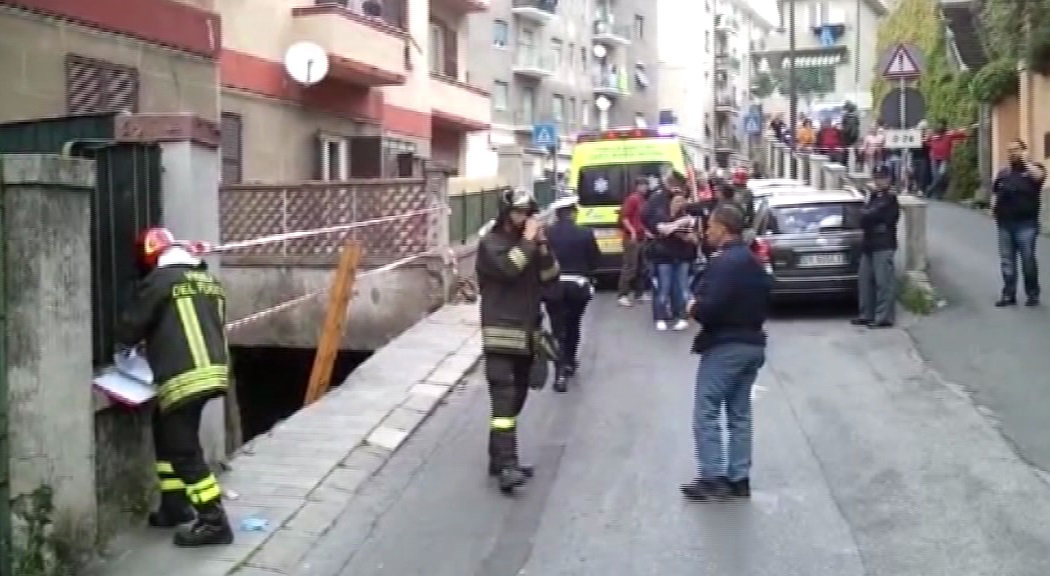 Savona, crolla la soletta di un terrazzino pensionato estratto vivo dalle macerie