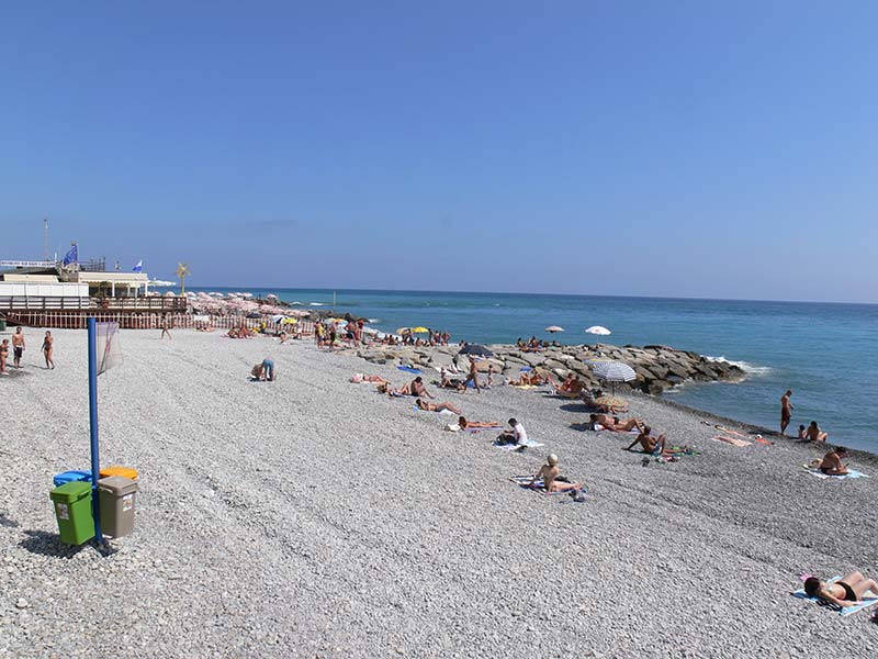 Trovato cadavere di un uomo sulla spiaggia di Ventimiglia, è giallo 