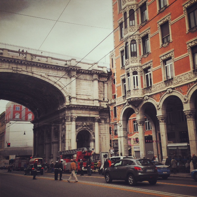 Uomo tenta suicidio dal Ponte Monumentale