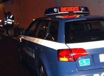 Incidente sulla A10: auto si capotta, un ferito