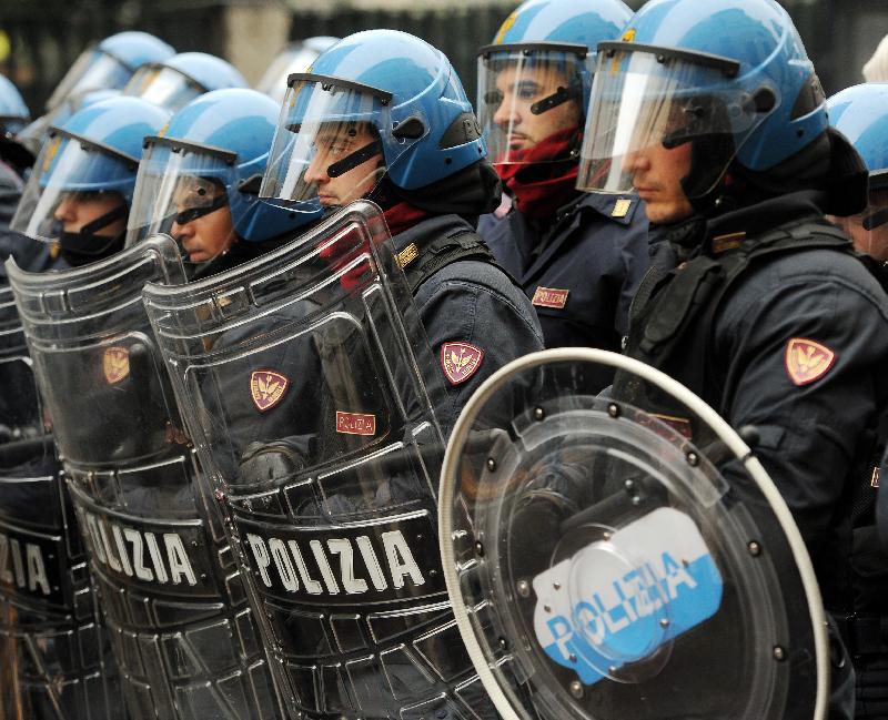 Sgombero di un locale occupato, operazione della polizia a Genova 