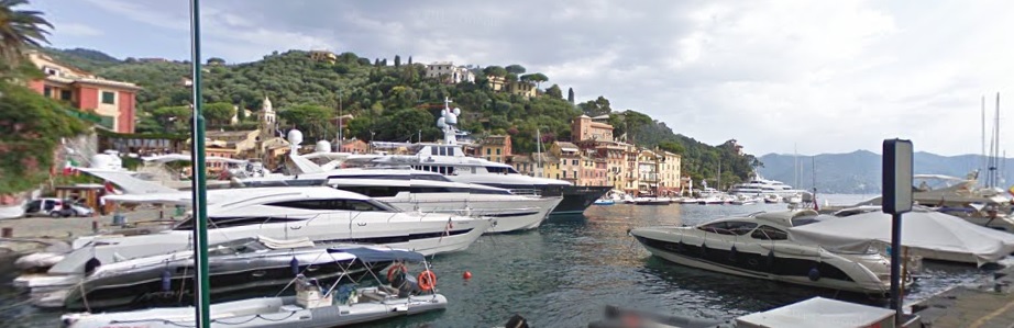 Cadono pezzi di cornicione sopra a ristorante, paura a Portofino