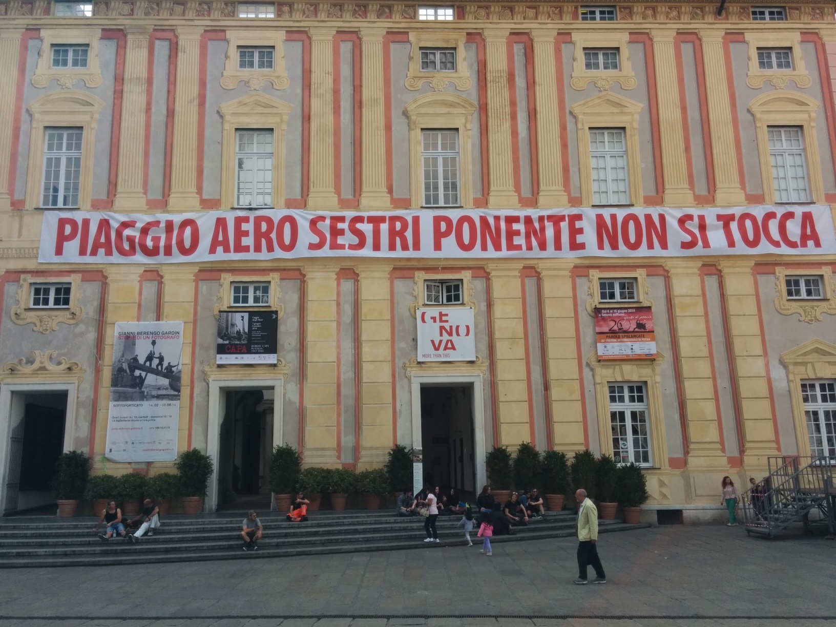 Striscione in difesa di Piaggio Aero sulla facciata di Palazzo Ducale