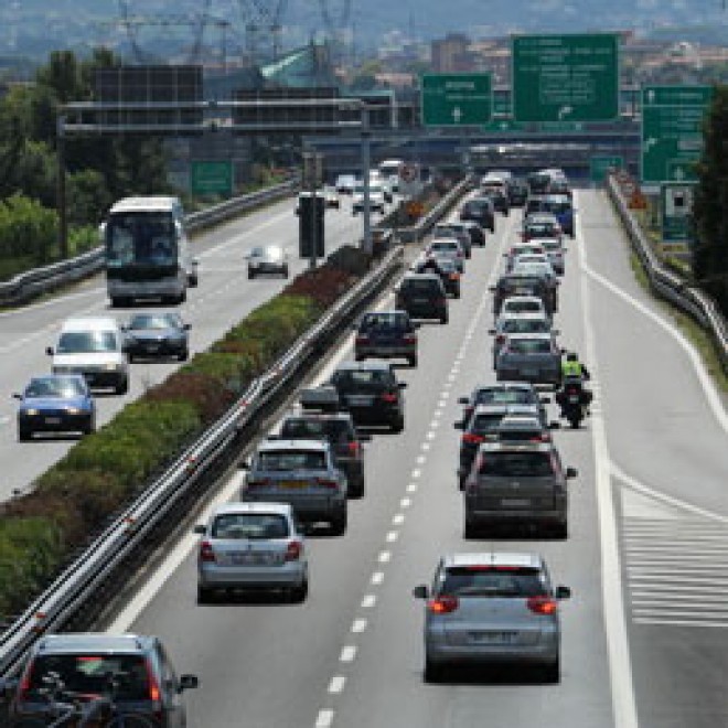 Furgone in fiamme, 3 chilometri di coda sulla A12