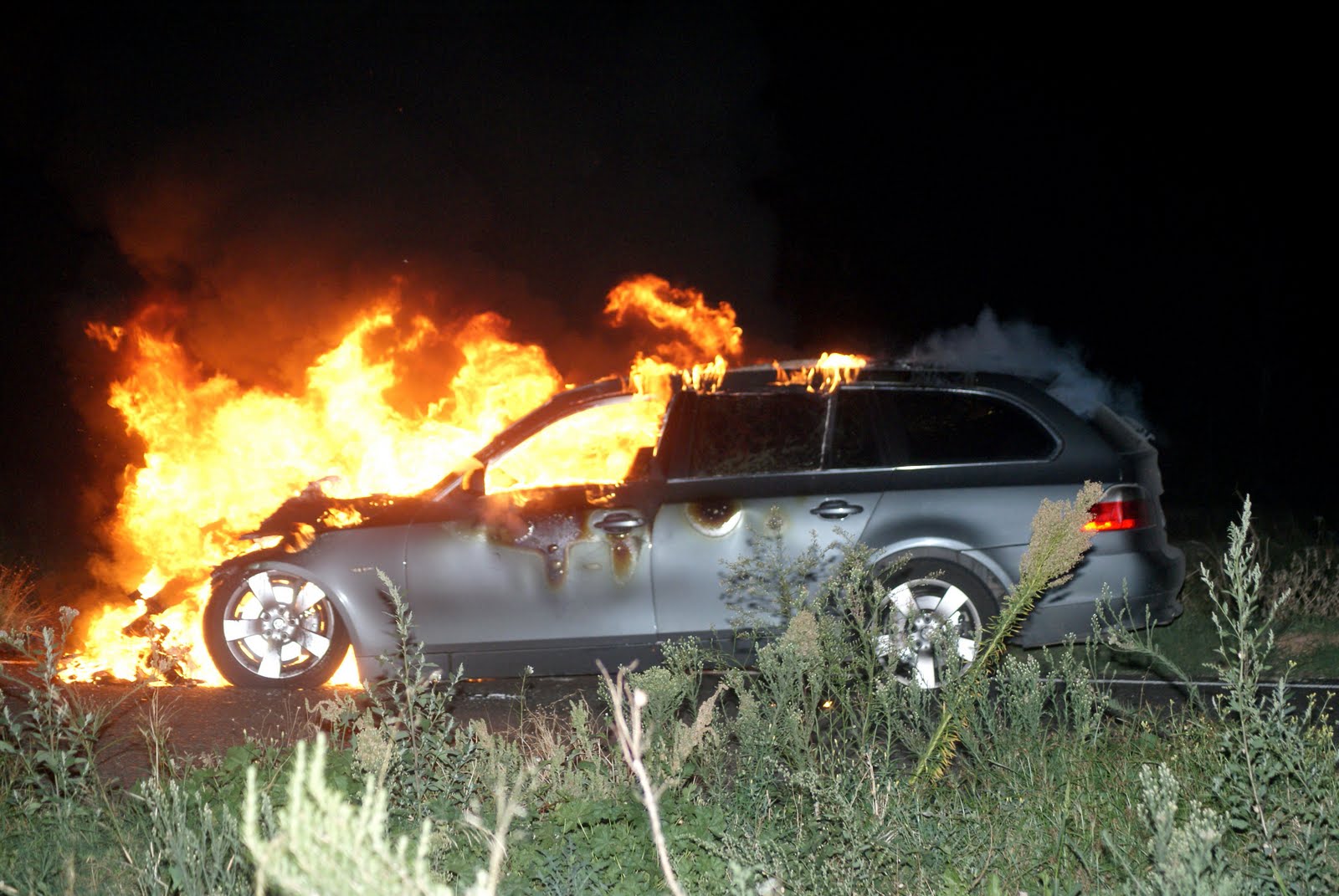 Tre auto in fiamme a Borghetto: indagini per verificare origine dolosa