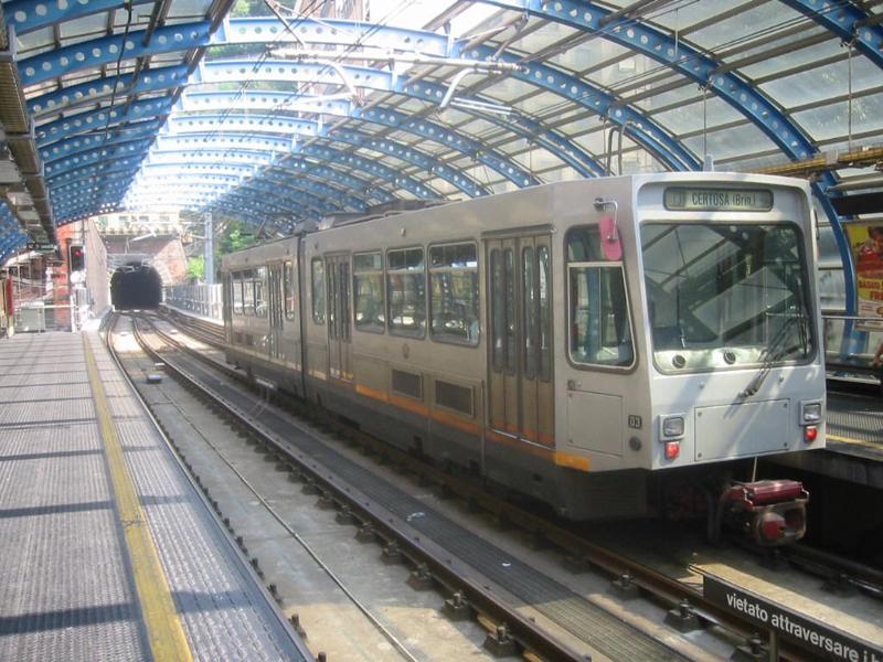 Passeggino si incastra nelle porte della metro, momenti di paura